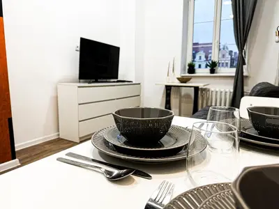 Telewizja i/lub zestaw kina domowego w obiekcie 1min Walk to Market Square, Beautiful Views! Stylish 1BR Kitchen