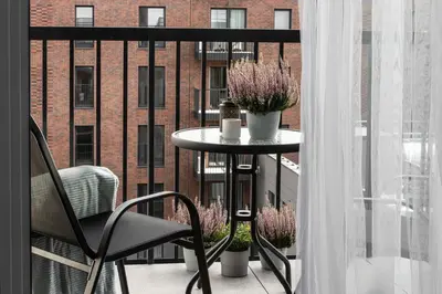 Balkon lub taras w obiekcie NEW #Madalińskiego57 - city center, new bulding, 2 bedrooms, 2x double beds and a fold-out sofa, separate kitchen, air conditioning, balcony, underground parking, self check in 24h, internet, Netflix, coffee machine, washing machine,1 km to the railway