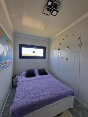 Łóżko lub łóżka w pokoju w obiekcie GRETA Nowoczesny domek modułowy nad stawem