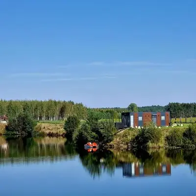 GRETA Nowoczesny domek modułowy nad stawem