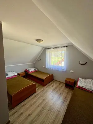 Łóżko lub łóżka w pokoju w obiekcie Domki Letniskowe Konik 1