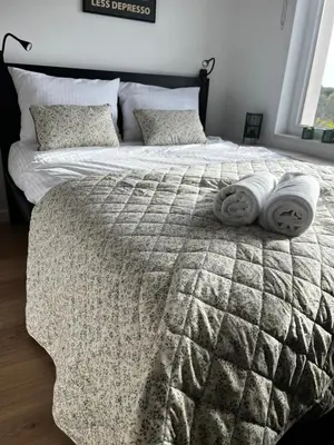 Łóżko lub łóżka w pokoju w obiekcie Przystanek Stadion