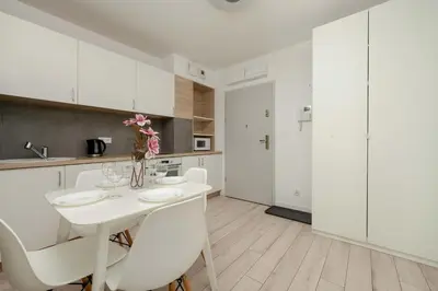 Kuchnia lub aneks kuchenny w obiekcie Elegancki Apartament z Parkingiem i Umeblowanym Balkonem we Wrocławiu by Noclegi Renters