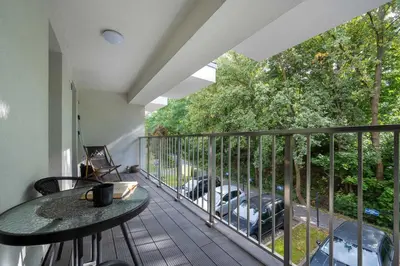 Balkon lub taras w obiekcie Elegancki Apartament z Parkingiem i Umeblowanym Balkonem we Wrocławiu by Noclegi Renters
