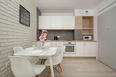 Kuchnia lub aneks kuchenny w obiekcie Elegancki Apartament z Parkingiem i Umeblowanym Balkonem we Wrocławiu by Noclegi Renters