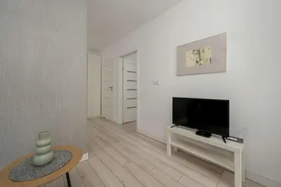 Telewizja i/lub zestaw kina domowego w obiekcie Elegancki Apartament z Parkingiem i Umeblowanym Balkonem we Wrocławiu by Noclegi Renters