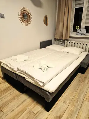 Łóżko lub łóżka w pokoju w obiekcie Cozy apartment 5 min walk from Rynek square