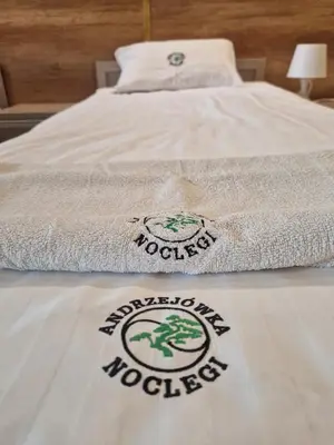 Łóżko lub łóżka w pokoju w obiekcie Pokoje Gościnne ANDRZEJÓWKA Andrzej Sikoń