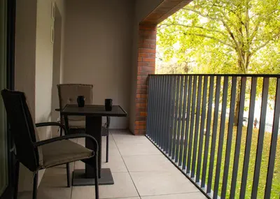 Balkon lub taras w obiekcie Modern City Square Apartment with Balcony