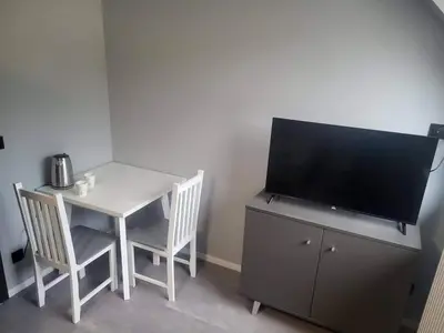 Telewizja i/lub zestaw kina domowego w obiekcie Noclegi Bielawa