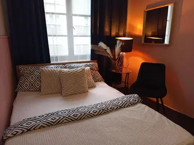Łóżko lub łóżka w pokoju w obiekcie Rooms Center - dworzec PKP, rynek Wrocław