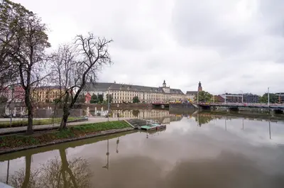 Widok na rzekę nieopodal tego apartamentu
