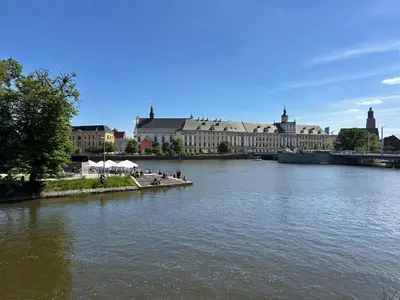 Widok na rzekę nieopodal tego apartamentu