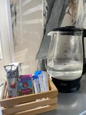 Zestaw do parzenia kawy i herbaty w obiekcie Noclegi Gracja
