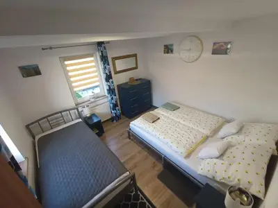 Łóżko lub łóżka w pokoju w obiekcie Apartament pod lipami