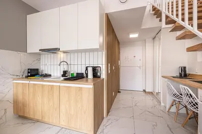 Kuchnia lub aneks kuchenny w obiekcie RentPlanet - Apartamenty Słonimskiego II