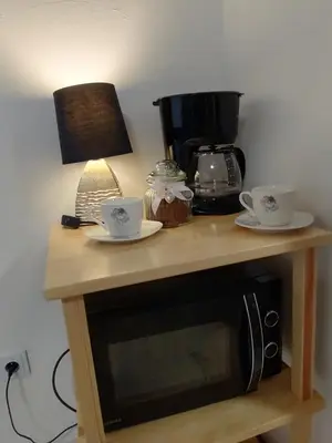 Zestaw do parzenia kawy i herbaty w obiekcie Apartamenty Pod Gruszą