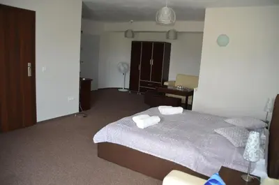 Łóżko lub łóżka w pokoju w obiekcie Hotel Tenis
