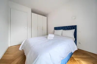 Łóżko lub łóżka w pokoju w obiekcie Zyndrama City Centre Deluxe Apartment by BookingHost
