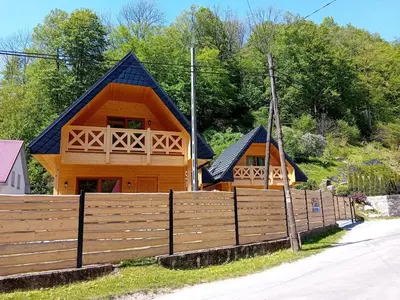 Budynek, w którym mieści się dom w stylu alpejskim