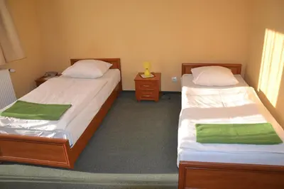 Łóżko lub łóżka w pokoju w obiekcie Hotelik Orlik