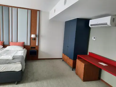Łóżko lub łóżka w pokoju w obiekcie Gvarna Apartamenty