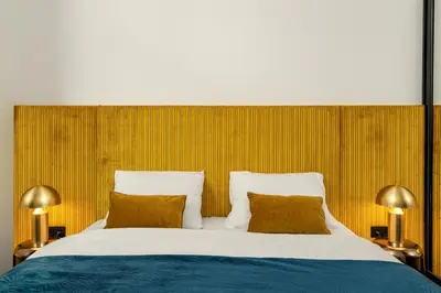 Łóżko lub łóżka w pokoju w obiekcie Boulevard Drobnera - ApartHotel Premium z widokiem na Odre