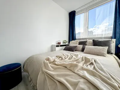Łóżko lub łóżka w pokoju w obiekcie 2mins SkyTower! Stylish 2BD Kitchen, Balcony! Near Train