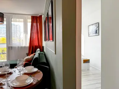 Część wypoczynkowa w obiekcie 2mins SkyTower! Stylish 2BD Kitchen, Balcony! Near Train