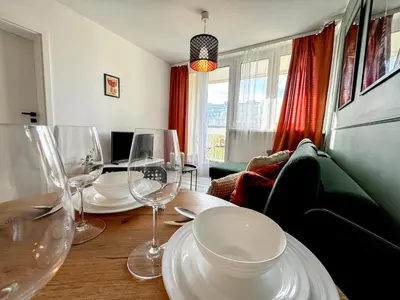 Część wypoczynkowa w obiekcie 2mins SkyTower! Stylish 2BD Kitchen, Balcony! Near Train