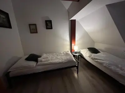 Łóżko lub łóżka w pokoju w obiekcie Leśniczówka Myśliwska