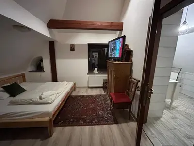 Łóżko lub łóżka w pokoju w obiekcie Leśniczówka Myśliwska