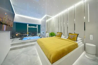 Basen w obiekcie Apartamenty Sky Tower z Jakuzzi Przy Oknie by BQQK lub w pobliżu
