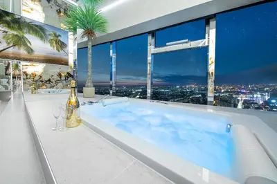 Basen w obiekcie Apartamenty Sky Tower z Jakuzzi Przy Oknie by BQQK lub w pobliżu