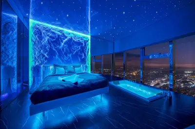 Łóżko lub łóżka w pokoju w obiekcie Apartamenty Sky Tower z Jakuzzi Przy Oknie by BQQK