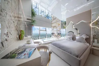 Łóżko lub łóżka w pokoju w obiekcie Apartamenty Sky Tower z Jakuzzi Przy Oknie by BQQK