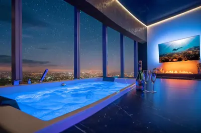 Basen w obiekcie Apartamenty Sky Tower z Jakuzzi Przy Oknie by BQQK lub w pobliżu