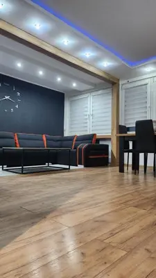 Część wypoczynkowa w obiekcie Ekskluzywny Apartament w Centrum z Klimatyzacją i Balkonem