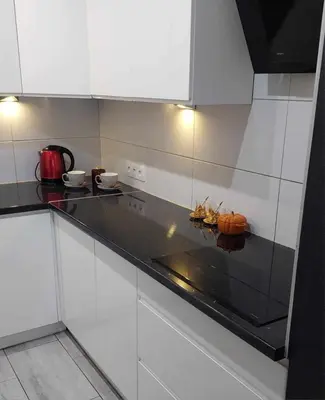 Kuchnia lub aneks kuchenny w obiekcie Ekskluzywny Apartament w Centrum z Klimatyzacją i Balkonem