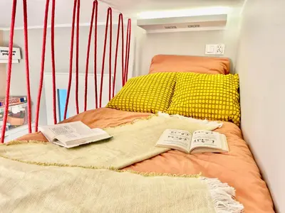 Łóżko lub łóżka w pokoju w obiekcie Comfortable Apart, Old Town, Free parking, hanging bed, Wi-Fi, lift, aircon,self check-in 24h, Stare Miasto, winda, nowy budynek, garaż 0 zl, klima