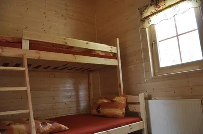 Łóżko lub łóżka piętrowe w pokoju w obiekcie Domki caloroczne Hotel Zagiel