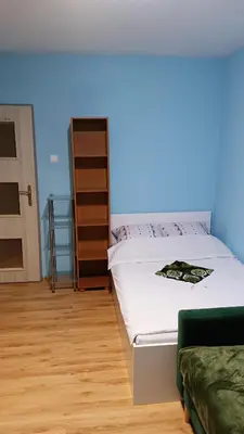 Łóżko lub łóżka w pokoju w obiekcie Комната в трёхкомнатной квартире