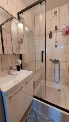 Łazienka w obiekcie Комната в трёхкомнатной квартире