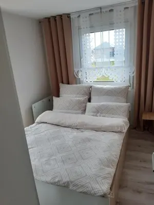 Łóżko lub łóżka w pokoju w obiekcie Domek POD LASEM