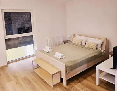 Łóżko lub łóżka w pokoju w obiekcie Justinrent Żołnierska 12