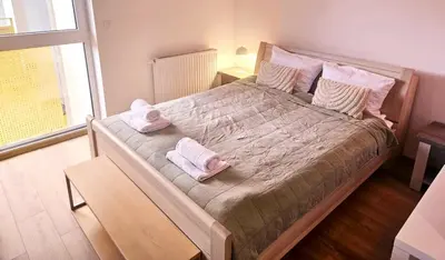 Łóżko lub łóżka w pokoju w obiekcie Justinrent Żołnierska 12