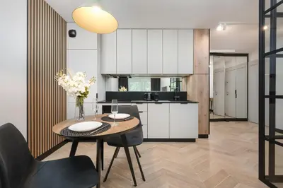 Kuchnia lub aneks kuchenny w obiekcie Nowoczesny Apartament z Klimatyzacją i Parkingiem by Renters Prestige