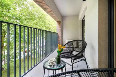 Balkon lub taras w obiekcie Nowoczesny Apartament z Klimatyzacją i Parkingiem by Renters Prestige