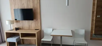 Telewizja i/lub zestaw kina domowego w obiekcie Aparthotel Apartamenty Czarna Góra 131