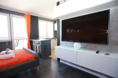 Telewizja i/lub zestaw kina domowego w obiekcie Apartament Książęca Góra